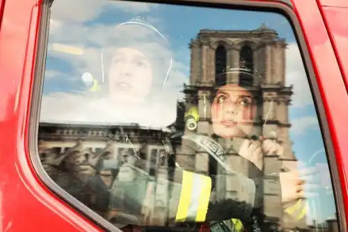 Notre-Dame v plamenech